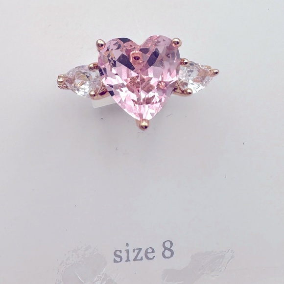 🩷 Pink 🩷 Heart shaped center cubic zirconia side stones - rose cold band sz8 - Picture 1 of 6